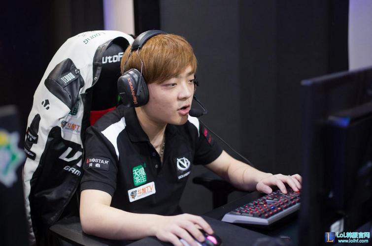 Creme在被KC零封后每日陪女友双排金铲铲 打HLE前夜玩到凌晨4点！