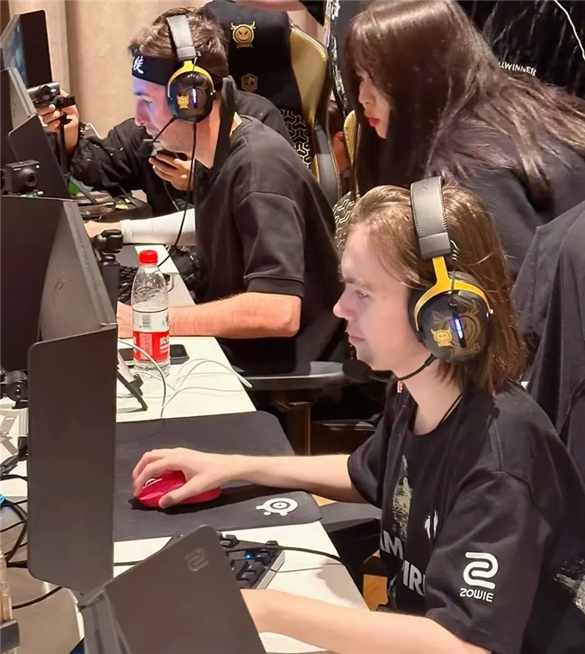 五冠大魔王！Faker斩获职业生涯第五座全球总决赛冠军